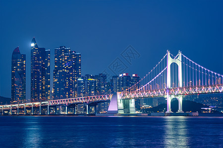 黄桥和夜幕摩天大楼 南韩釜山夜景建筑学地标照明城市天际港口场景市中心商业图片