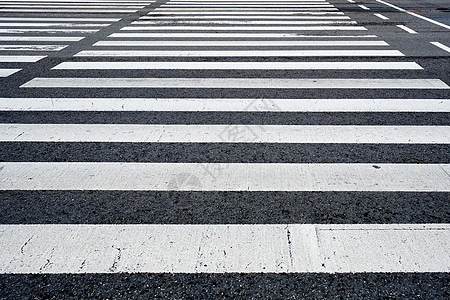 街上交叉行人横越街头斑马交通城市白色沥青安全市中心街道运动灰色背景图片