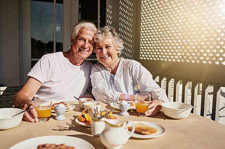一对快乐的老年夫妇在家院子里吃着闲暇早餐的照片 被拍下来了 我和他在一起图片