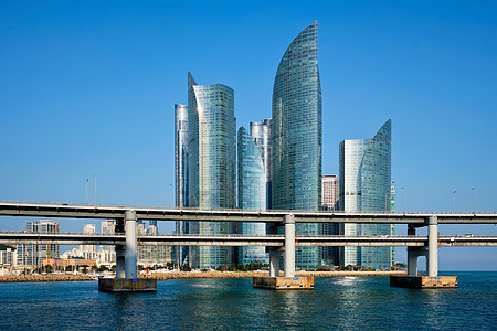 南韩釜山摩天大楼和光建桥建筑运输天空地标市中心码头建筑学建筑物城市风景图片