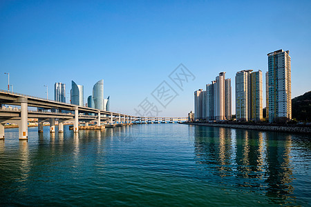 南韩釜山摩天大楼和光建桥城市码头建筑市中心地标景观建筑物风景天空运输图片