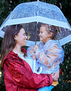 只是一点点水 被一个母亲和女儿在雨中玩耍的镜头击中图片