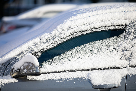 车盖上一层清白雪 侧面风景气候光环身体温度季节挡风玻璃车窗摄氏度天气车镜图片