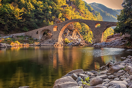 保加利亚Ardino附近美丽的旧石桥石头脚凳文化旅行吸引力历史性渡槽建筑岩石建筑学图片