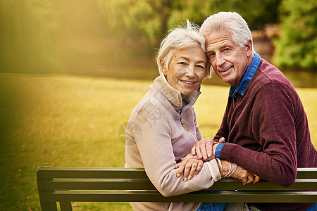 退休给了我们更多时间一起度过 一对快乐的老年夫妇坐在公园长椅上的肖像图片