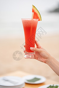 西瓜汁杯子 含模糊的海洋背景假期食物桌子水果酒吧热带咖啡店旅行稻草派对图片