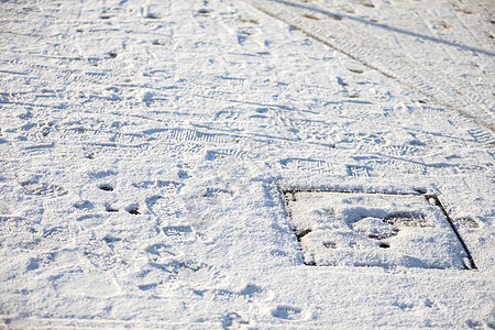 一个城市住房工程的雪完全覆盖了人行道 鞋子足迹图片
