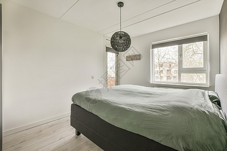一个白色音调的小卧室窗户财产房子奢华休息室毯子枕头装饰风格公寓背景图片