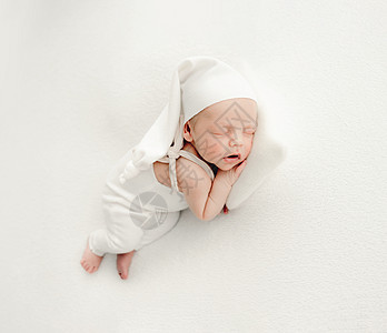 新生儿男婴午睡幸福女性孩子睡眠说谎婴儿男生休息童年图片