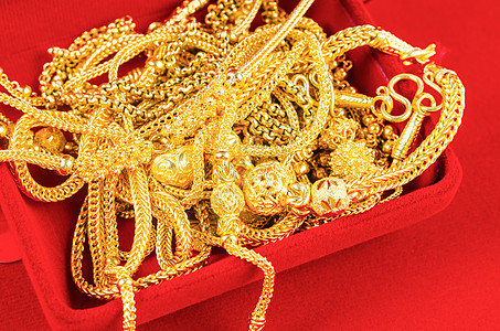 许多金项链 在一个红色天鹅绒盒 在红色背景复古收藏单线金色美食家设计风格配饰元素美丽图片