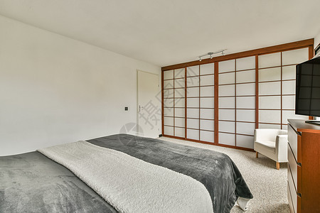一个带电视的小卧室架子地毯装饰住宅财产衣柜房子内阁公寓毯子背景图片