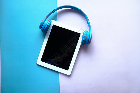音响书概念 桌面上的耳机和数字平板电脑技术展示知识教育收音机学校学习教学音乐网络背景图片