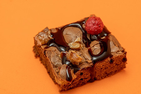 巧克力布朗尼方形 配有核桃片 巧克力线和颗粒 自然健康的食物概念 复制空间馅饼可可烹饪糕点蛋糕乡村营养甜点盘子咖啡图片