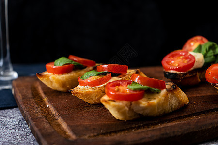 典型的意大利布瑞夏塔bruschetta或西班牙马达tapa 配有樱桃番茄 巴西尔和费城可传播的奶酪 地中海食物概念香菜午餐营养图片