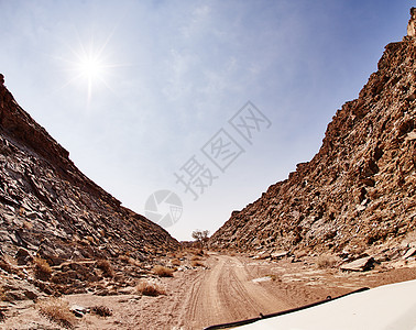 只有你和开阔的道路 一条穿过崎岖的地形的泥土路高清图片