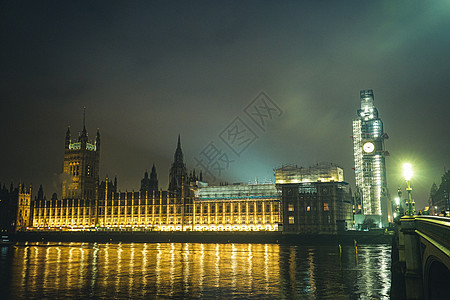 威斯敏斯特宫和Big Ben施工期间建筑学夜景建设工地建筑街景天空夜空图片