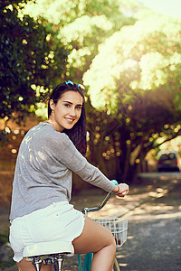 生活是一段美丽的旅程 一个迷人的年轻女子的肖像 在外边骑着自行车图片