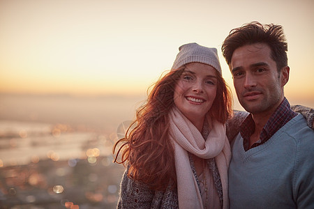 清晨的人 一对快乐的年轻夫妇 在城市风景前摆布的肖像图片