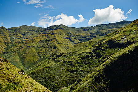 为大自然的美景而谦卑 绿色山谷和山岳的光彩照人风景太阳晴天天空爬坡地平线农村山脉崎岖阳光全景图片