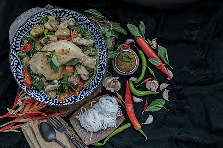 大米面碗中的青咖喱鸡和泰国茄子美食美味陶瓷午餐米粉饮食营养品辣椒食物摄影图片