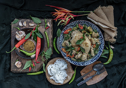 大米面碗中的青咖喱鸡和泰国茄子饮食煮沸午餐营养品辣椒陶瓷美食食物菜单摄影图片