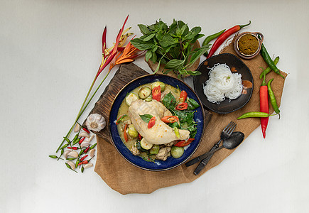 大米面碗中的青咖喱鸡和泰国茄子饮食米粉辣椒美食营养煮沸食物美味菜单摄影图片