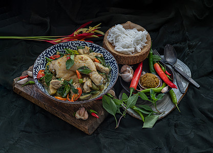 大米面碗中的青咖喱鸡和泰国茄子煮沸菜单饮食营养陶瓷午餐米粉摄影香料食物图片