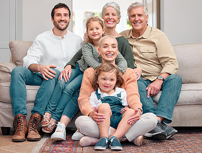 你和家人的发光不一样 家里沙发上的幸福家庭连结的肖像背景图片