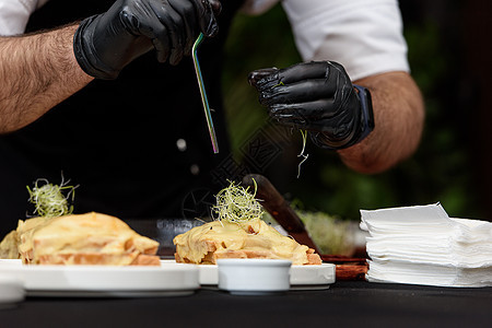 葡萄牙传统三明治 原产于Porto 国家烹饪概念 厨师在餐厅准备餐盘蔬菜小吃土豆火腿食物油炸手套服务面包美食图片