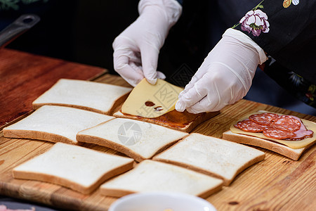 葡萄牙传统三明治 原产于Porto 国家烹饪概念 厨师在餐厅准备餐盘食物蔬菜小吃盘子服务面包火腿油炸午餐文化图片
