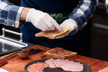 葡萄牙传统三明治 原产于Porto 国家烹饪概念 厨师在餐厅准备餐盘食物美食文化服务油炸蔬菜火腿小吃午餐面包图片