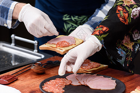 葡萄牙传统三明治 原产于Porto 国家烹饪概念 厨师在餐厅准备餐盘火腿服务面包土豆蔬菜小吃文化油炸美食食物图片