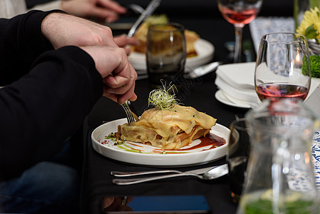 男人在餐馆里吃法兰西辛哈 葡萄牙传统三明治 国家烹饪概念油炸餐厅食物服务蔬菜文化小吃面包火腿土豆图片