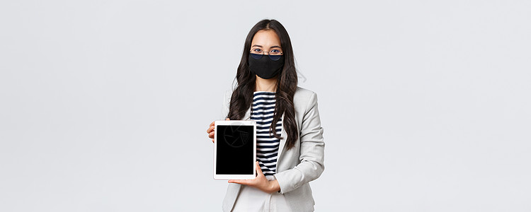 商业 金融和就业 共同19年防止病毒和社会动荡概念 自信的女房地产经纪人在数字平板胶片上为客户展示交易 佩戴面罩face面具套装图片