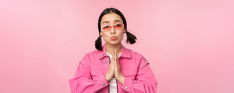拜托 可爱的亚洲女孩求情 乞讨 站在工作室背景上大学办公室女士成人标识情绪学生企业家广告黑发图片