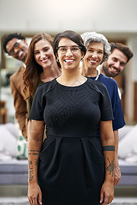 做梦团队为您服务 一群商务人士站在办公室的一排线上的肖像 他们都是背景