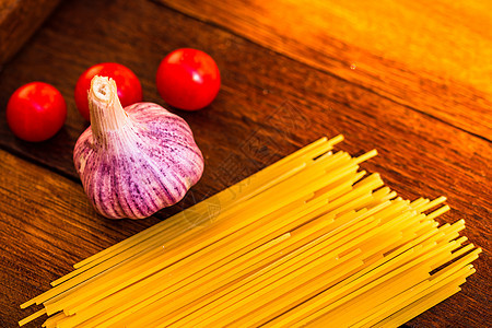 配大蒜和意大利面的新鲜有机樱桃西红柿胡椒素食绿色面条健康饮食食物蔬菜午餐美食烹饪图片