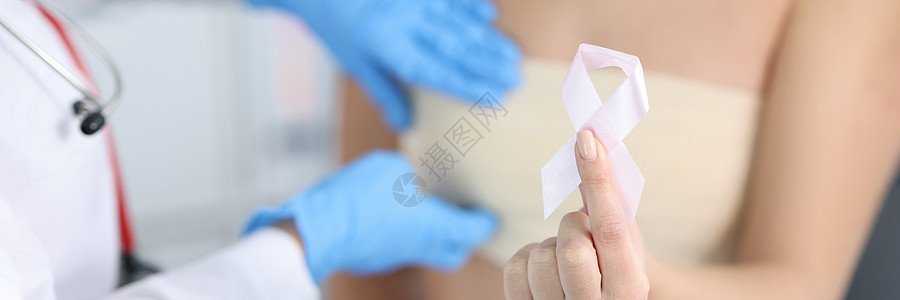 妇科医生对女性乳腺癌进行体格检查药品绷带治疗胸部丝带疾病疼痛讨论癌症病人图片