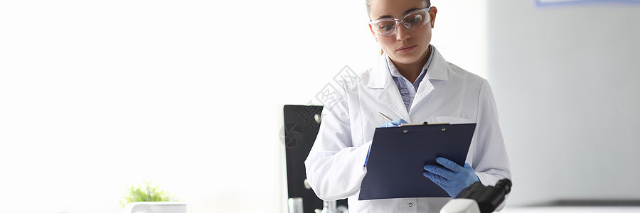 化学实验室文件中的女科学家化学化学学家写作情况女士化学家创新材料助手控制数据生产报告酸度背景图片