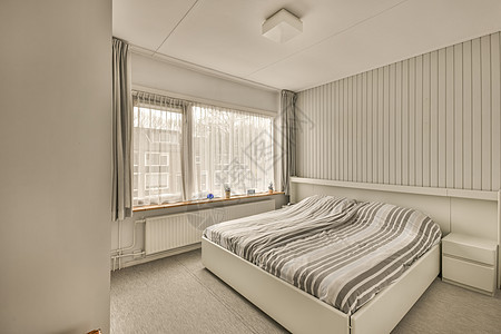 一间小卧室的内部枝形毯子枕头压板衣柜住宅内阁奢华窗户装饰背景图片
