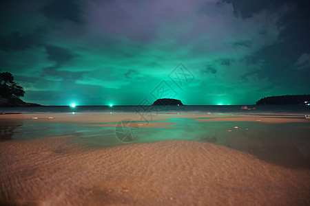 岛上天空异常的绿色光照天下渔夫钓鱼紫色绿灯史诗热带海岸线海洋运输港口背景图片