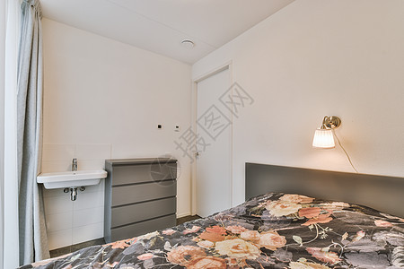 一间小卧室 用一个床和一张床的灯光设计奢华住宅绘画家具大理石公寓水平装设木地板休息室图片