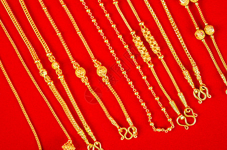 红色天鹅绒布上的金项链财富金属个人金融支架皮革女人味衣领财经礼物图片