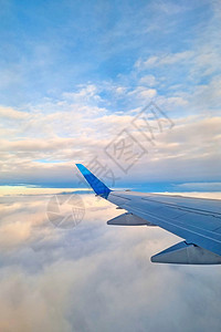 飞机机翼在天空高处 快速而安全地行驶图片