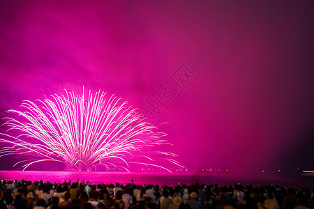 云中包裹着的卡马库拉烟火2018年旅游人造诗烟花景点大会夜景汇演水面海滩海岸图片