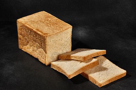 以黑色背景和复制空间制成的新鲜 可口的烤白面包切片图片