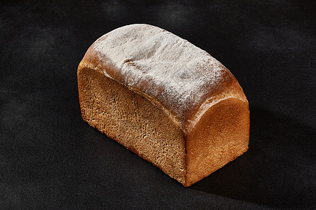 满是新鲜 美味的烤白面包和面粉 黑色背景与复制空间 近距离接近(Glose-up)图片
