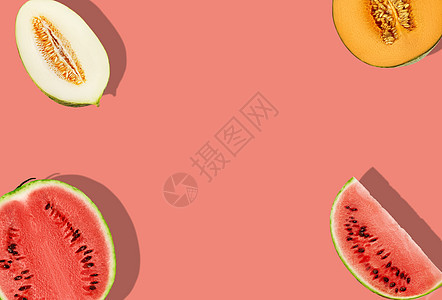 不同品种的美味甜瓜和西瓜 半分块和切片 放在粉红色背景上 复制文本或图像的空间 特写 顶端视图图片
