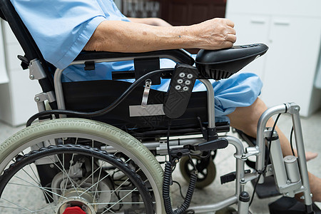 护理医院病房远程控制电动轮椅的亚洲老年或老年老妇人患者 健康强健的医疗理念疾病护理退休公园幸福男人椅子女士女性摩托车图片