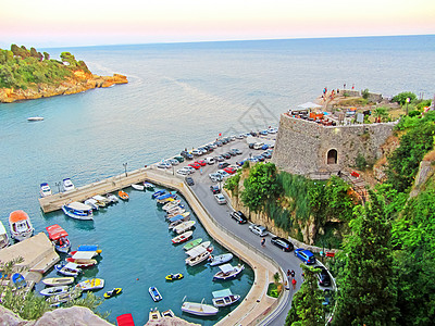 黑山海岸的度假小镇 亚得里亚海的海湾 是一个拥有海滩的旅游小镇 旅游 乘船和浮标在海中游泳 疗养院赌场和 bouzas房屋海岸线图片